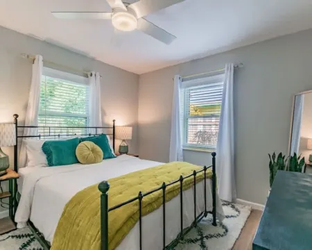 Perfect One-Bedroom- 10 Mins from Clearwater Beach Hotéis em Largo