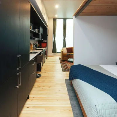 Loft 304 Thewilliam Earthy Modern Atrium Glow Các khách sạn gần Trung tâm khoa học McWane