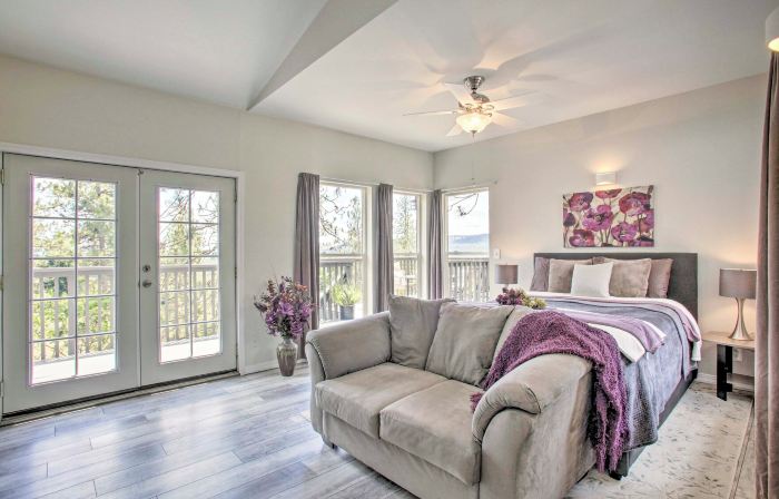 Lakeview Retreat w/ Fireplace, Spa Tub & Balcony