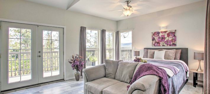 Lakeview Retreat w/ Fireplace, Spa Tub & Balcony Hotels in Stevens County