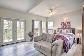 Lakeview Retreat w/ Fireplace, Spa Tub & Balcony