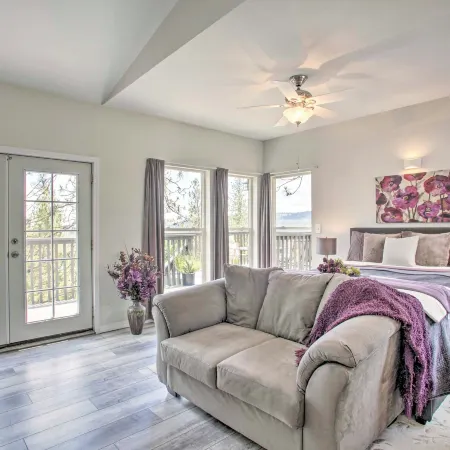 Lakeview Retreat w/ Fireplace, Spa Tub & Balcony