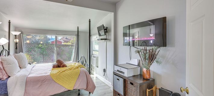 2 Mi to Dtwn Atascadero! Cozy Cottage w/ Yard Hotels in Atascadero