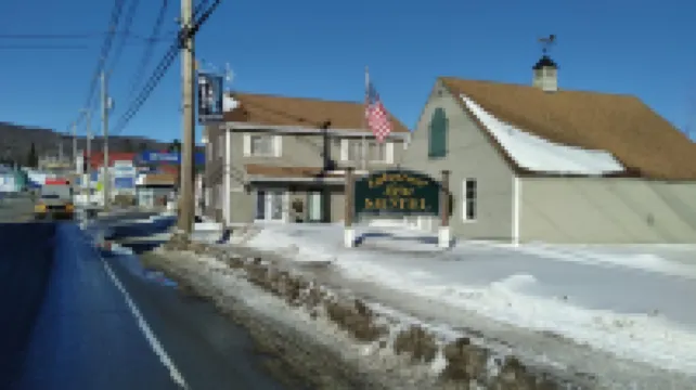 Island Pond Country Inn (Formerly the Lakefront Inn & Motel) فنادق في 