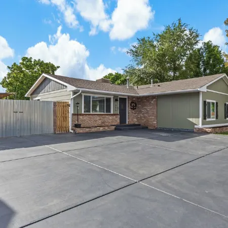 Rustic Refuge - minutes from downtown Fruita!4 beds
