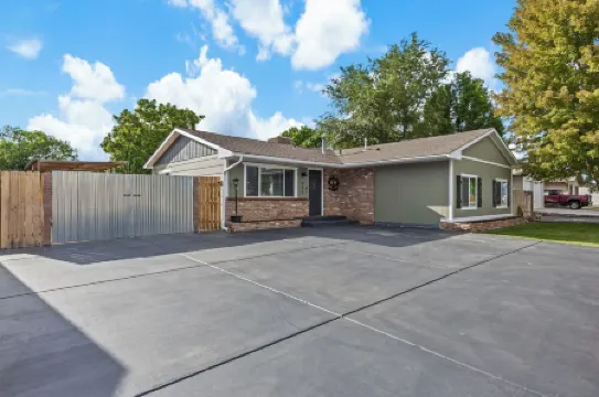 Rustic Refuge - minutes from downtown Fruita!4 beds