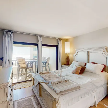 Newly Renovated Oceanfront Condo with Balcony, WiFi, W/D & Shared Pool/Tennis