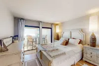 Newly Renovated Oceanfront Condo with Balcony, WiFi, W/D & Shared Pool/Tennis - Boutique