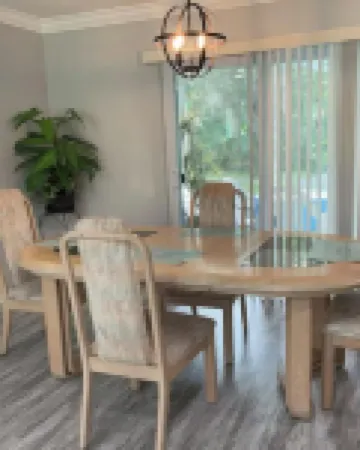 Warm and Cozy Home in Quiet Neighborhood!! LLC