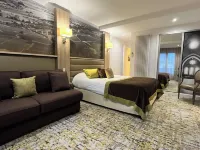 Logis - le Christina Hotels in Cher