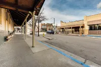 Shop, Dine, Unwind! Couples Retreat in Dtwn Golden
