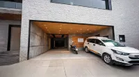 Yashshree Sanderling Mall Road - parcheggio