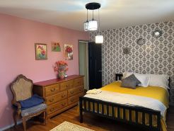 Charming 3-bedroom house with AC, WiFi in tranquil Edgewater on the bay .