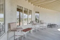 Near Trails: Luxe Mountain-view Retreat in Tucson! - 4 stjerner