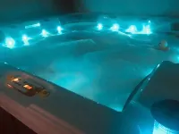 Private Double Bed Bathroom Hydro Pool Part Share Home with Host Hotels in Wigan