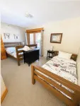 Red Mtn Views, Walk to Lift, 2 Bed, 2 Bath Condo. Fireplace!