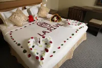 ลา รีว โรงแรมและสวีทส์ (ที่เคยรู้จักว่าฆ้อน อัล บานาฟเซจ)