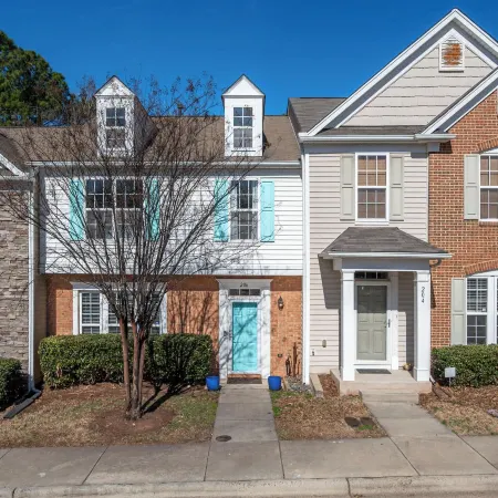 Modern 3-br Townhome w Private Backyard Near RTP