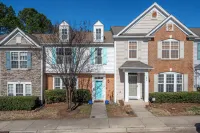 Modern 3-br Townhome w Private Backyard Near RTP - Villas
