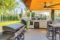 Backyard Oasis w/ Hot Tub & Views: Weaverville Gem - Homestays