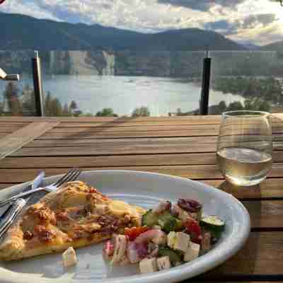 Cozy 2-bedroom apartment with WiFi, AC in amazing Penticton Dining/Meeting Rooms