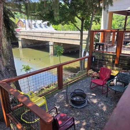 Magnolia River Charming house in fantastic Friendsville with WiFi, AC