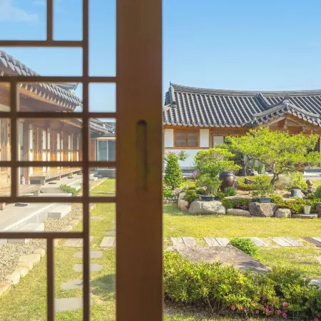 Gyeongju Wadamjung Hanok Pension Отели рядом с достопримечательностью «Храм Янсанджэ»