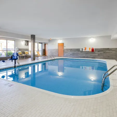 Fairfield Inn & Suites Grand Rapids Отели рядом с достопримечательностью «Колледж "Аквинас"»