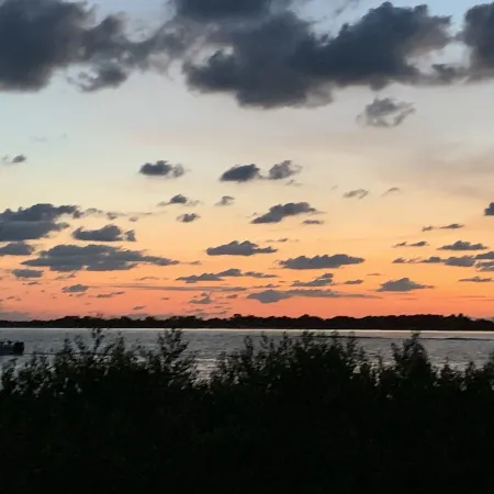 Island Luxury and Location! Between Downtown and the Beach