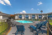 Red Lion Inn & Suites Kansas City - Pool