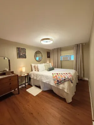 Lottie Mae’s Place has a warm cozy homely vibe. 2 minutes from town - 2-نجوم
