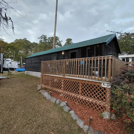 Lakefront tiny cabin amazing view on Lake Marion! Pet friendly & sleeps 6