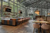 Crowne Plaza 亞特蘭大周邊在拉維尼亞 - 酒吧