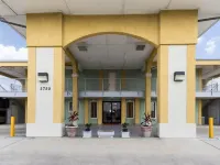市中心東北伊克諾郊外小屋旅店及套房 - 近山姆休斯頓堡 鄰近美國電話電報企業中心的酒店