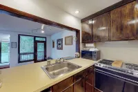 1 BR Mtn Apartment w/ Wood Fireplace & Pool -  Ferienwohnungen