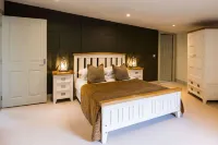 Otters Holt  Circular Riverside Retreat with Hot Tub - 民泊