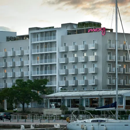 Moxy Patra Marina