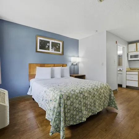 HomeTowne Studios by Red Roof Atlanta – Peachtree Corners