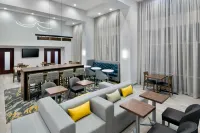 Hampton Inn & Suites Cleveland-Beachwood - parking