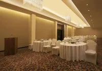DoubleTree by Hilton Pune - Chinchwad - สระว่ายน้ำบนดาดฟ้า