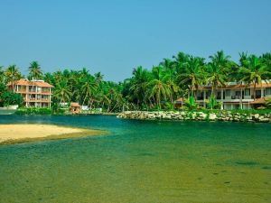 Beach and Lake Ayurvedic Resort, Kovalam