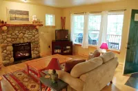 Glacier Springs Cabin 2Bedrooms, 2 Baths - Hot Tub & Pet Friendly!