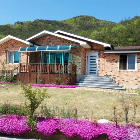 Buan Sanmaru Bed & Breakfast Pension Отели рядом с достопримечательностью «Музей Пуан-Селадон»