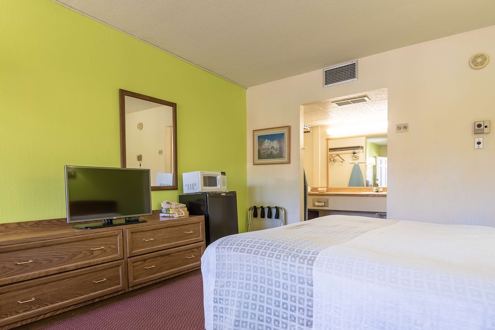 Americas Best Value Inn by The River Hot Springs