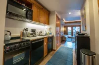 Studio Efficiency Unit with Balcony over Mountaineer Square 1 Bedroom Condo - No Cleaning Fee! Hôtels à : Crested Butte