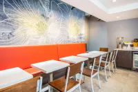La Quinta Inn & Suites by Wyndham Times Square South - breakfast