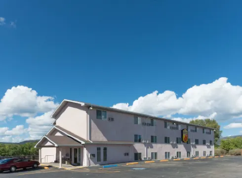 Super 8 by Wyndham Raton