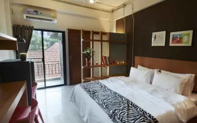 Euanjitt Chill House Hotels near Wat Thung Setthi