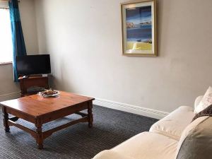 Central 2 Bed Apartment above Great Derry Pub