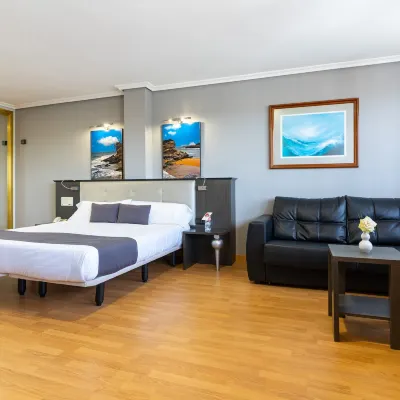 Chateau la Roca Hoteles cerca de Camping Bungalows Costa San Juan